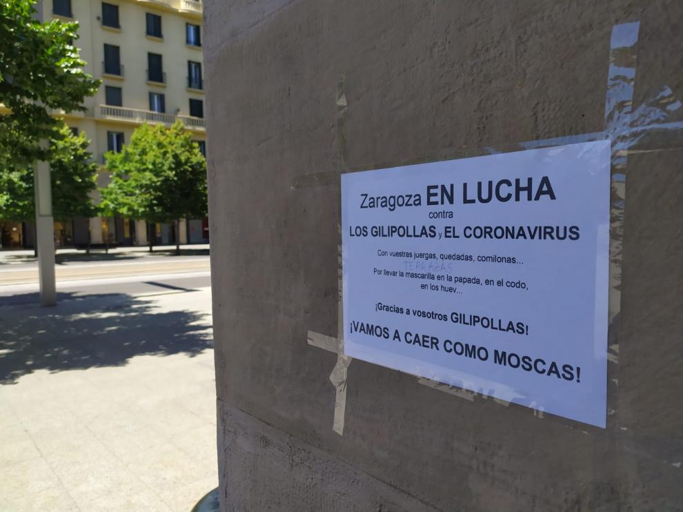 Uno de los carteles colocados este sábado en el paseo de la Independencia.