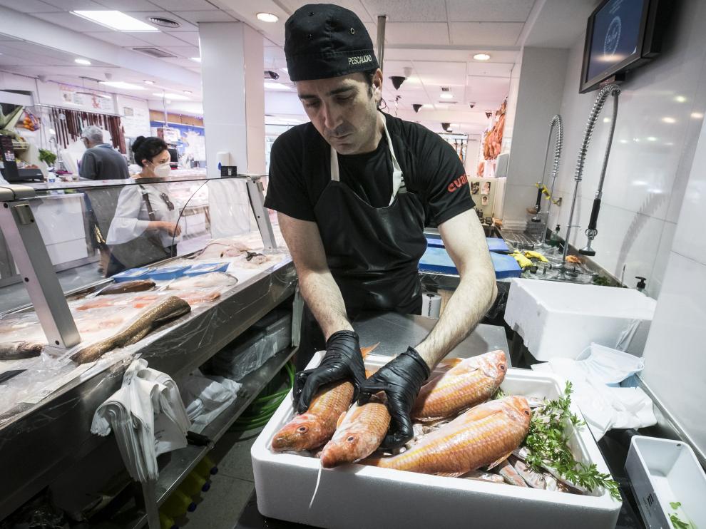 Javier Zoraquiain, con unos espectaculares ejemplares de salmonete de roca en la Pescadería Zoraquiain, de Zaragoza.