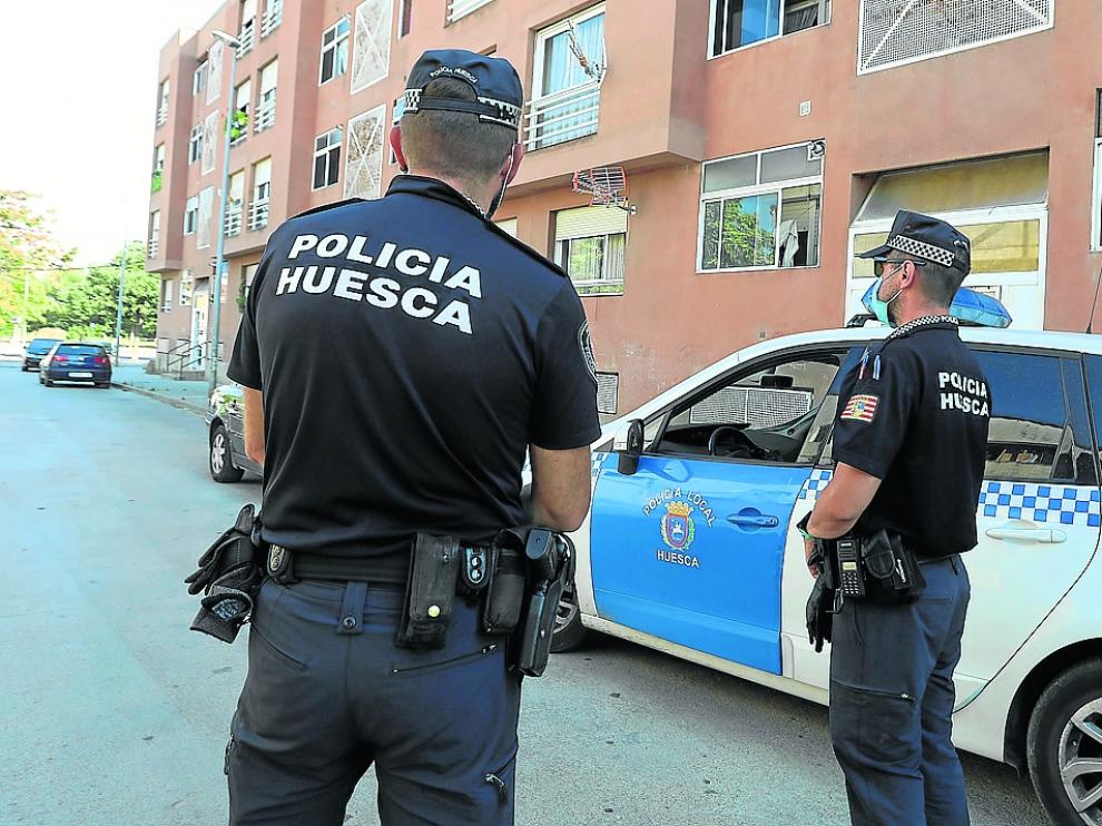 Dos agentes de la Policía Local vigilaban este lunes por la tarde el domicilio.