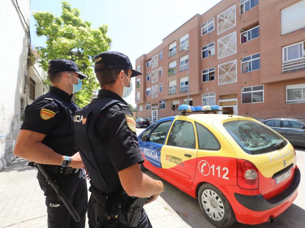 La Policía, esta mañana en la calle Ronda del Isuela de Huesca.