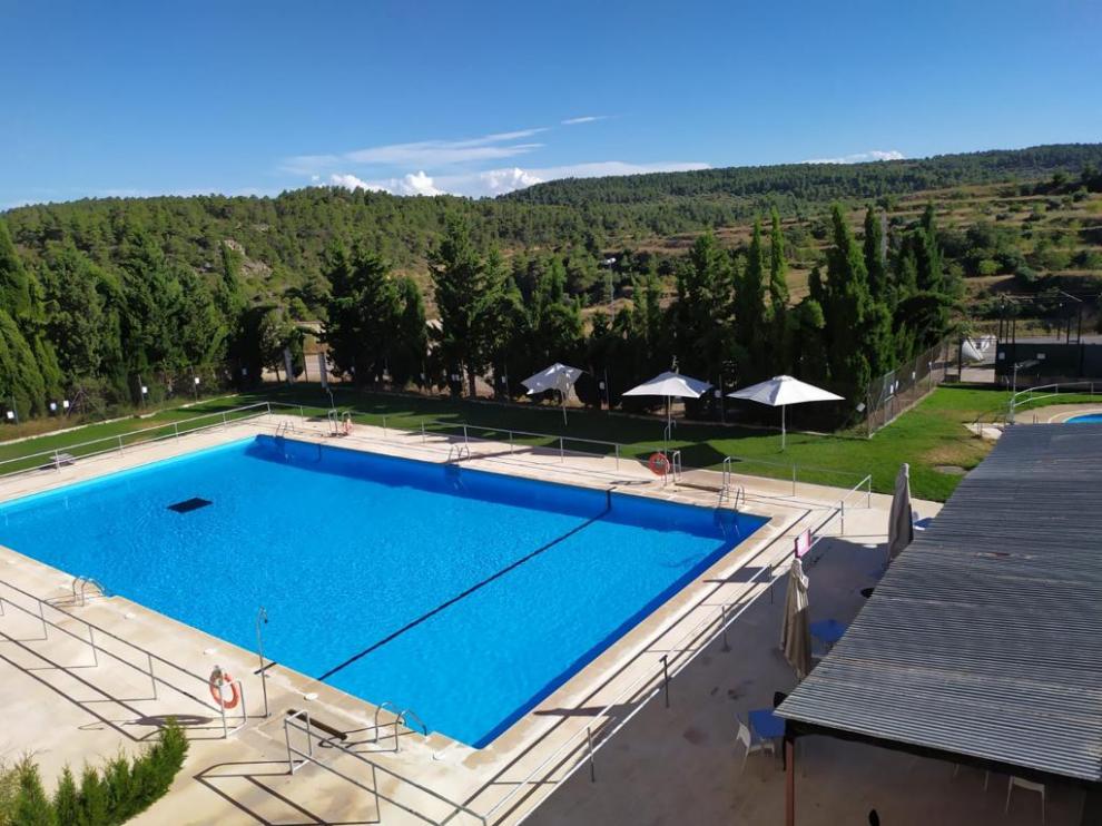Las piscinas de Valjunquera, abiertas al público pero sin usuarios.
