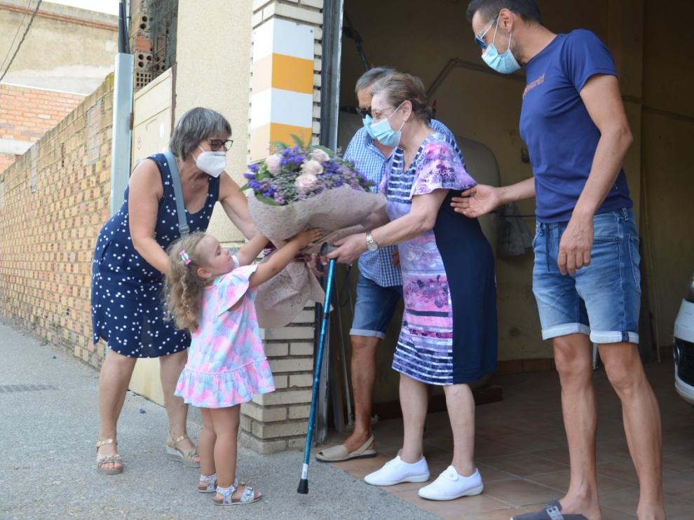 Maribel Pedrós, con su marido y su hijo, tuvo un recibimiento especial el día que llegó a casa.