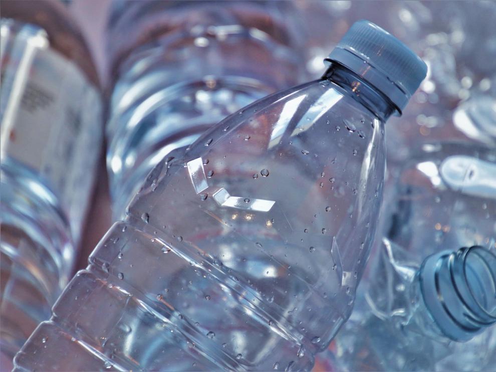 Botellas de plástico.