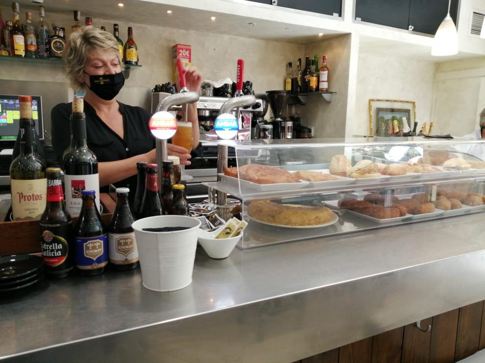 En la Taberna Las Lanzas de la calle de Mefisto de Zaragoza lamentan el retroceso de fase.