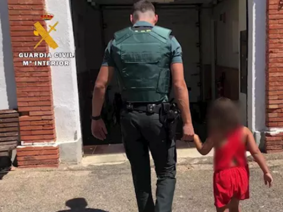 Un Guardia Civil acompaña a la niña tras ser encontrada