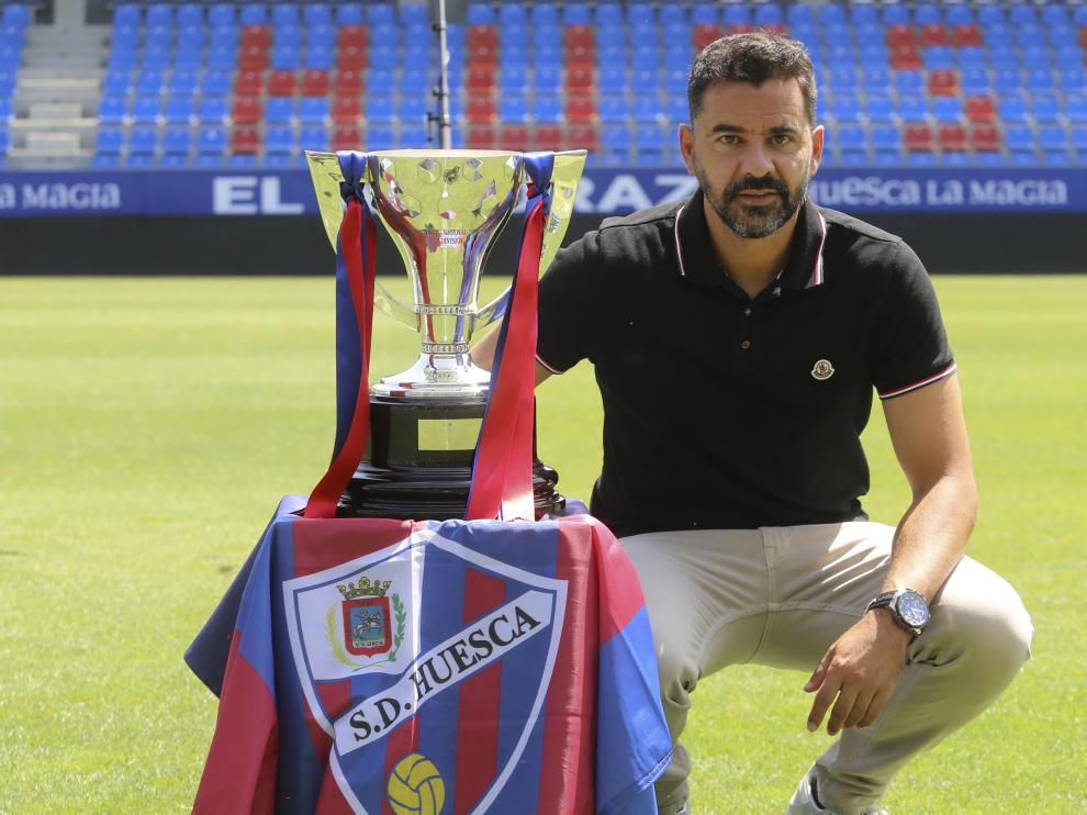 Míchel posa el pasado martes con la copa de campeones de Segunda.