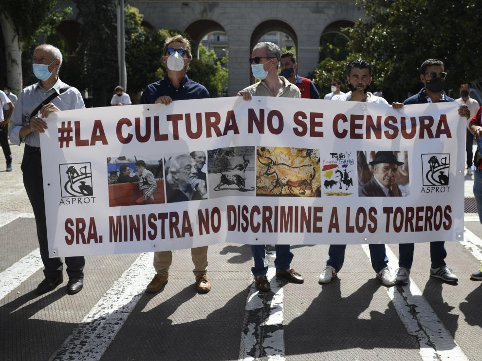 Componentes del mundo del toro se congregan como signo de protesta frente al Ministerio de Trabajo en Madrid.