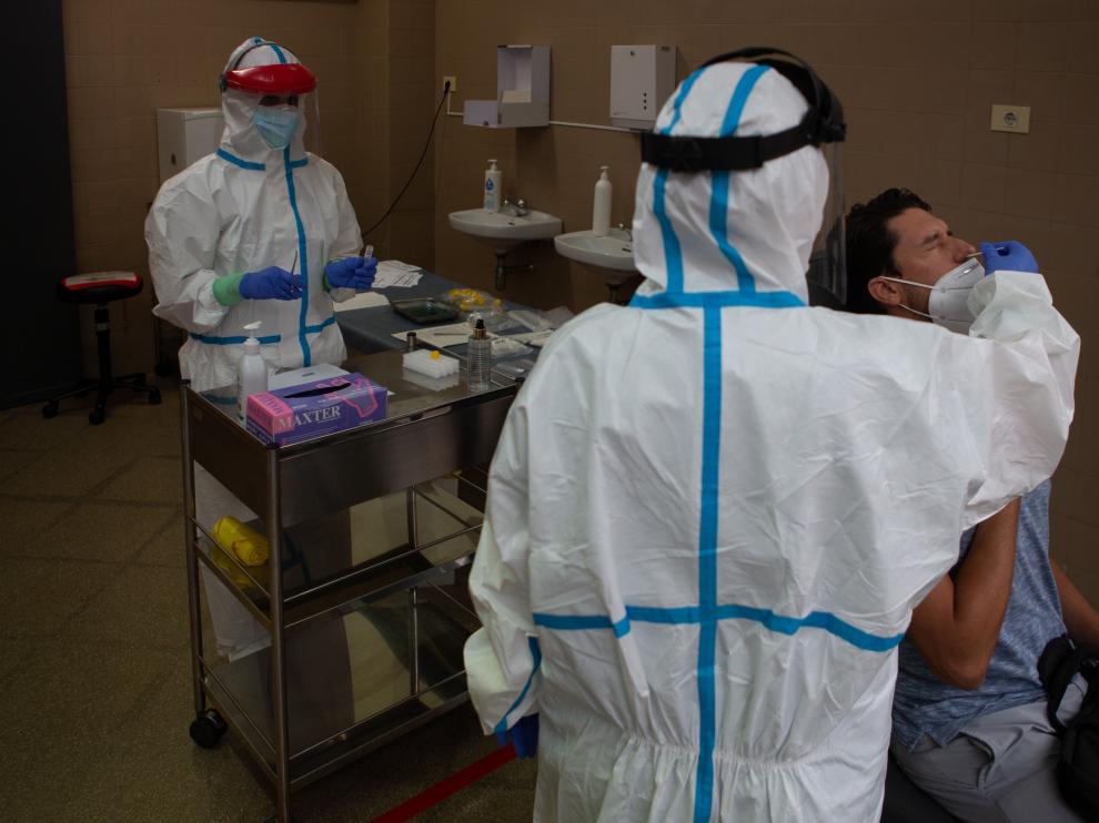 Un sanitario realiza una prueba PCR a un sospechoso de covid-19.
