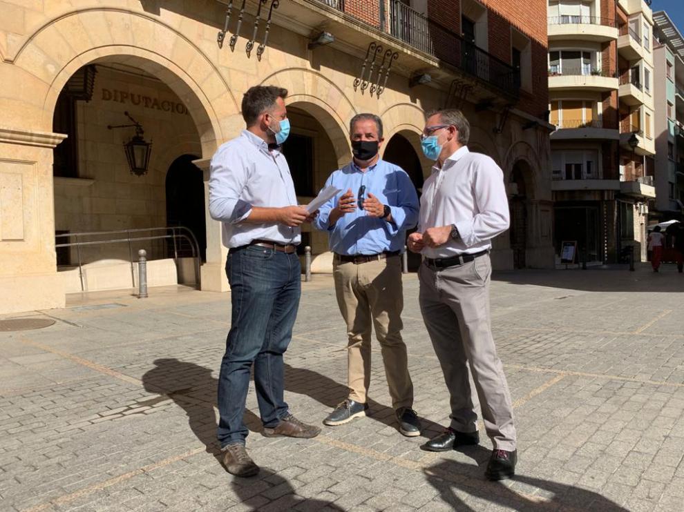De izquierda a derecha, Carlos Redón, Jesús Fuertes y Joaquín Juste, en la plaza de San Juan.