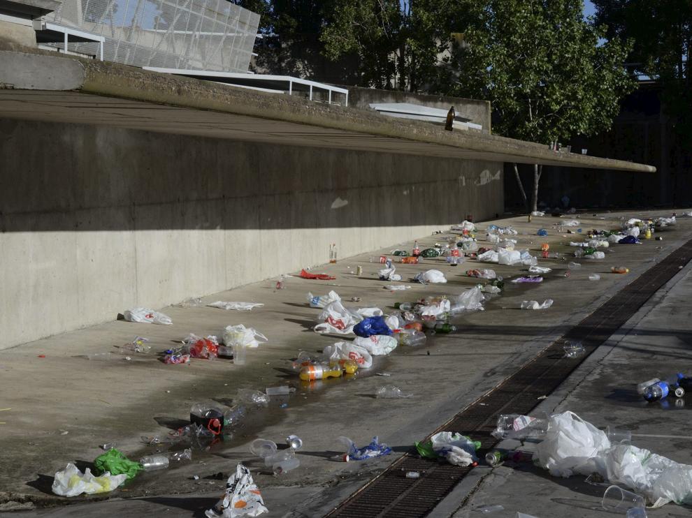 Imagen de archivo de restos de botellón en la ciudad de Huesca.