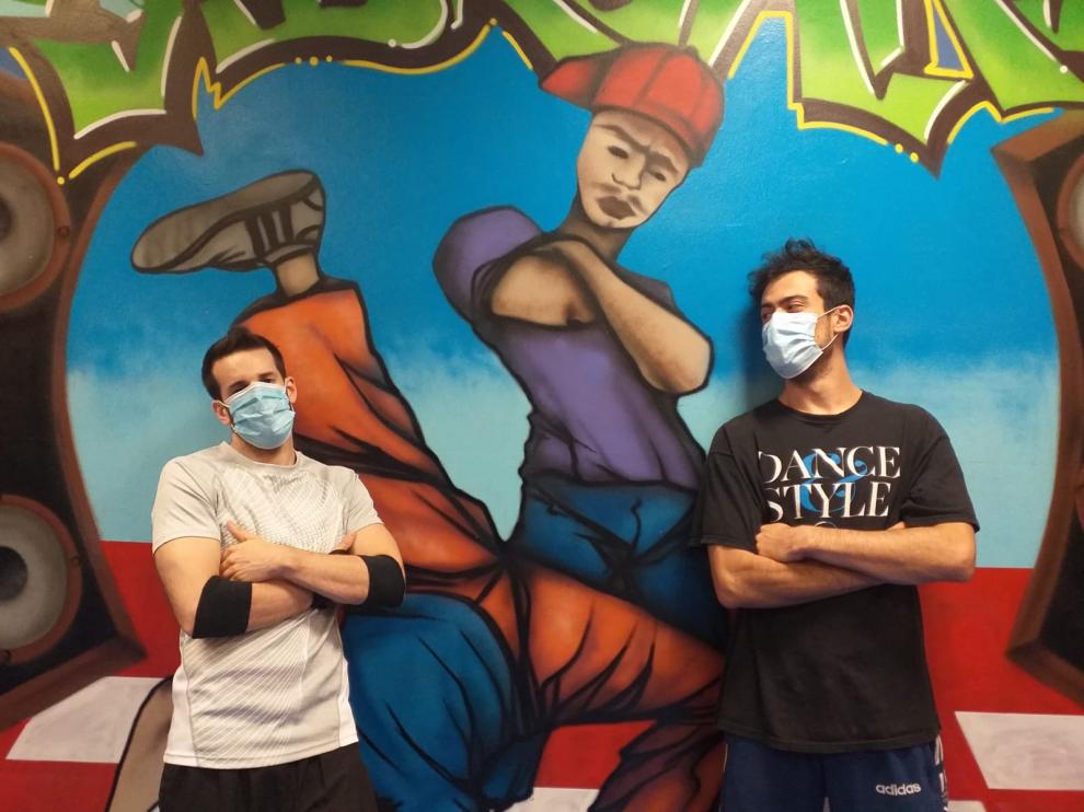 Pablo y Álvaro ensayan 'breakdance' en la Casa de Juventud Romareda.
