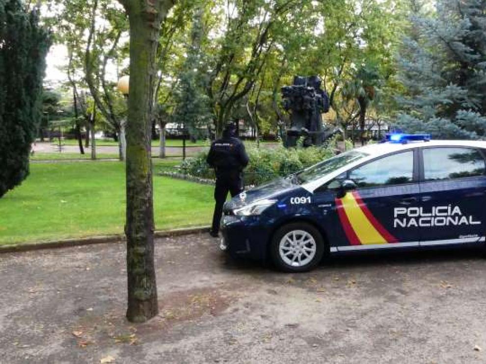 Patrulla de la Policía Nacional en el parque de Los Fueros de Teruel.