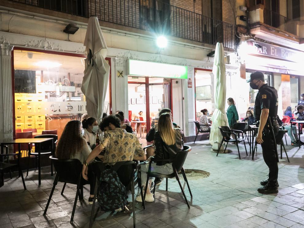 La Policía Local, en una ronda de control de terrazas, el pasado fin de semana.