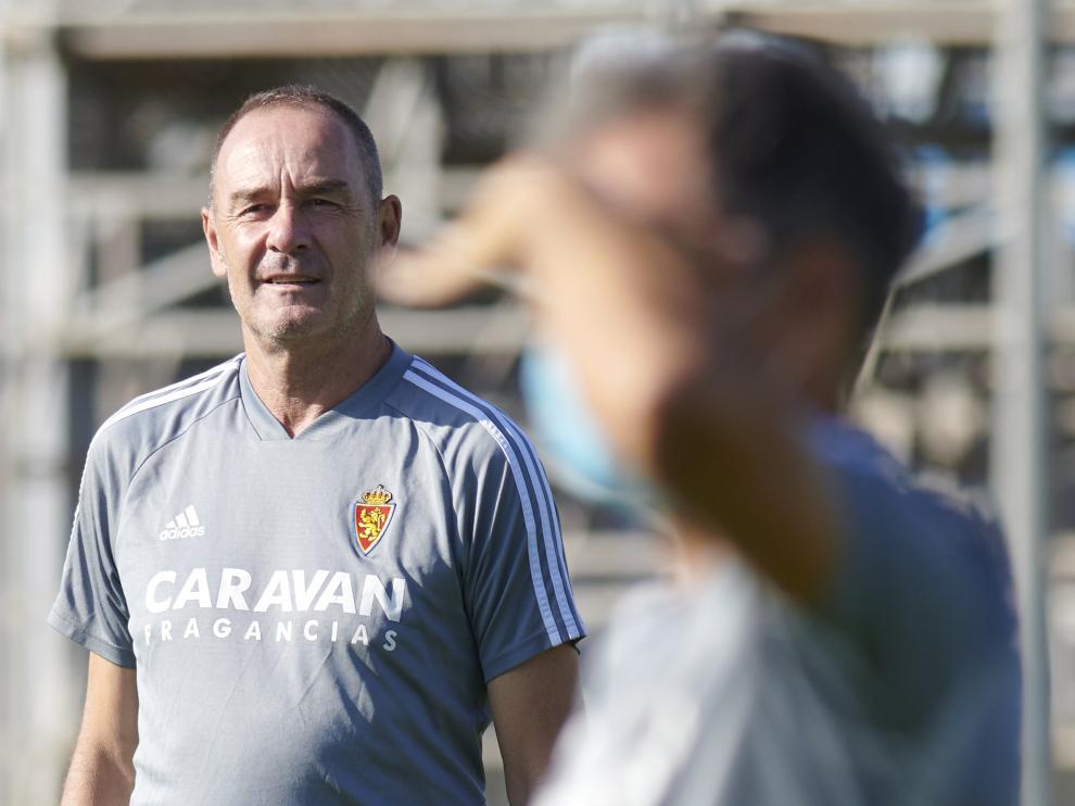 Víctor Fernández, con gesto sosegado, observa el entrenamiento del jueves. Con él, Cabellud, el preparador físico, mira el horizonte.