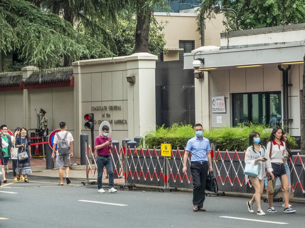 Varias personas pasan delante del consulado de Estados Unidos en Chengdu, en China.