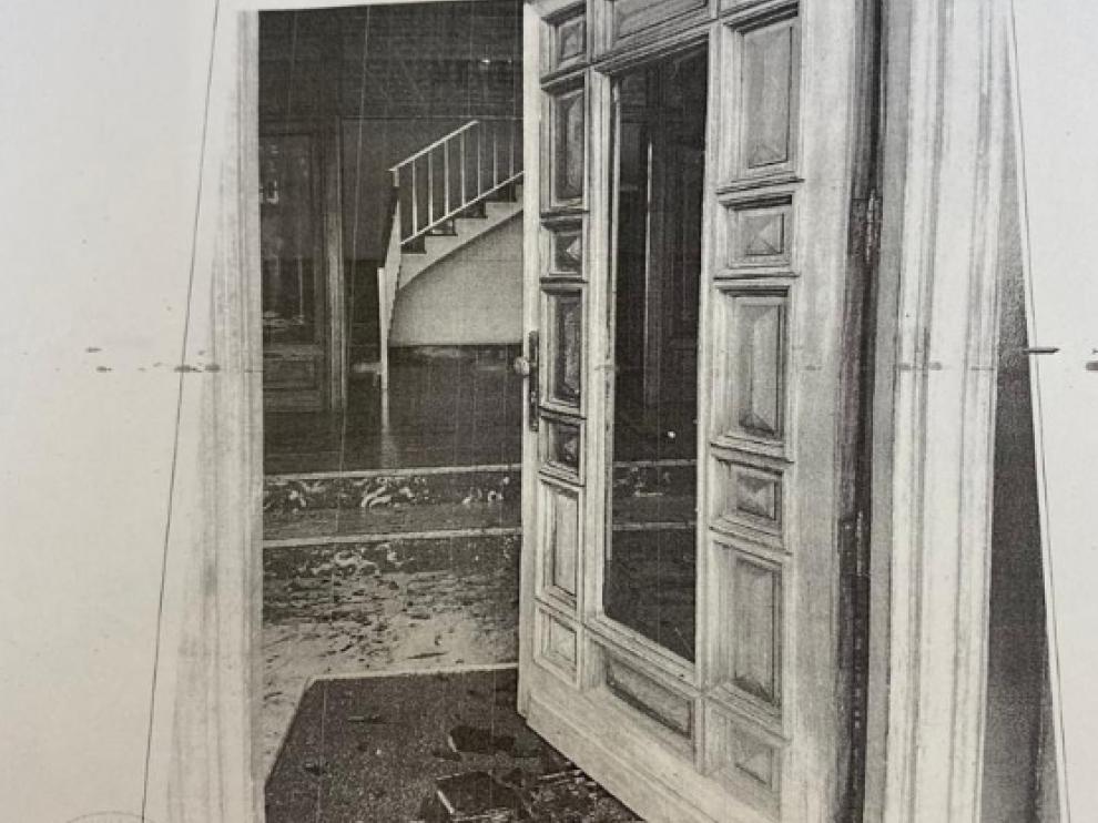 El agresor se coló en el edificio donde vive la víctima rompiendo la puerta principal.