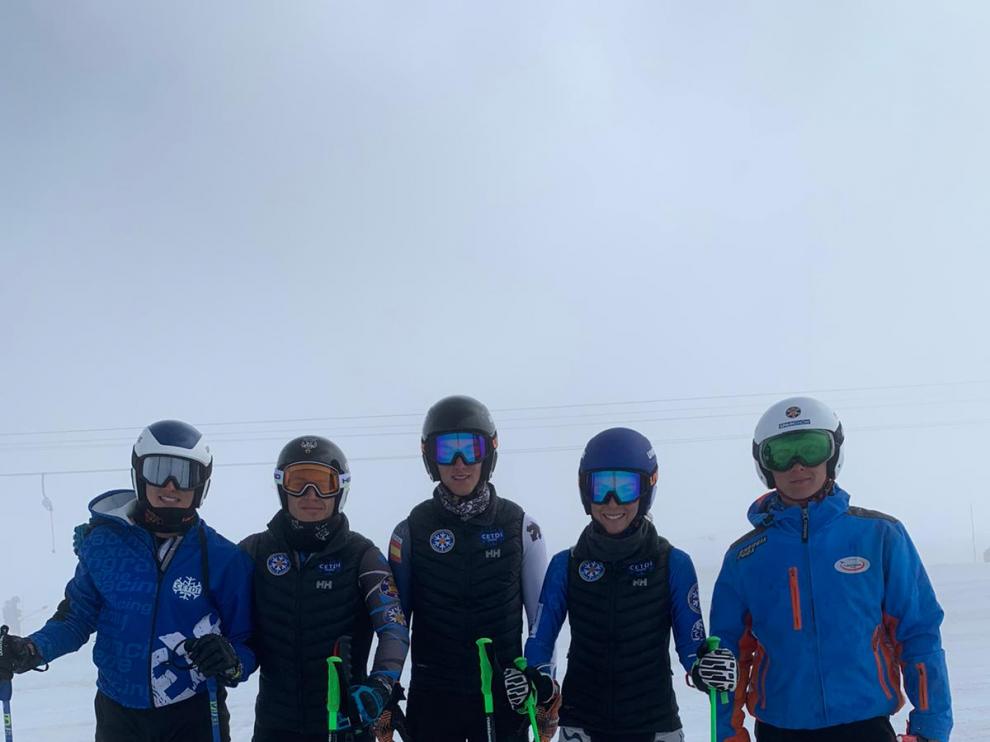 Varios deportistas del grupo de alpino del Cetdi Aragón, en Les Deux Alpes.