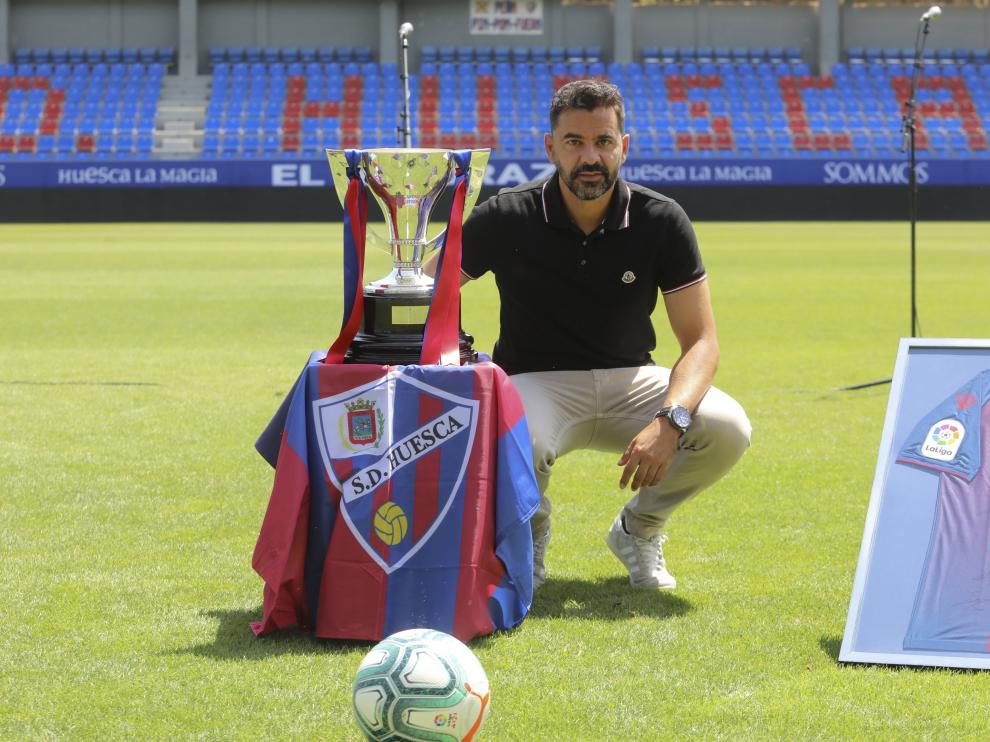 Míchel Sánchez posa con la copa de campeón de liga de Segunda División.