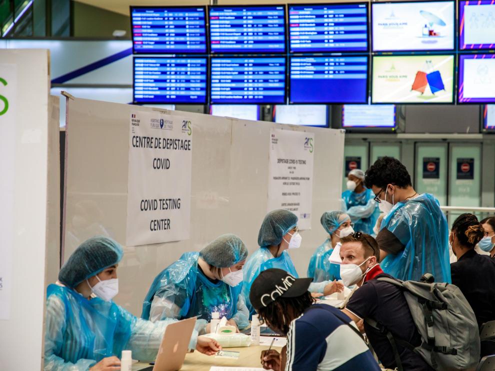 Pruebas de covid a viajeros del aeropuerto París-Charles de Gaulle.