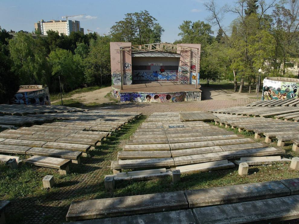 Aspecto del equipamiento municipal situado en el parque Grande, pocos meses antes de su derribo en el año 2006.