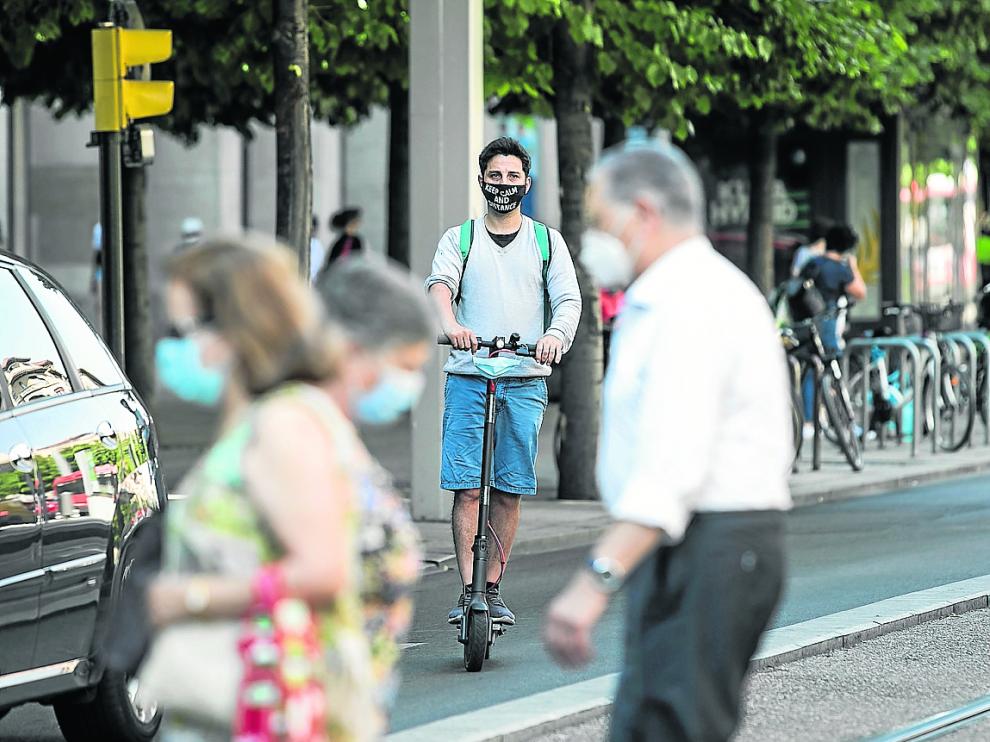 Un joven circula en patinete por Zaragoza.