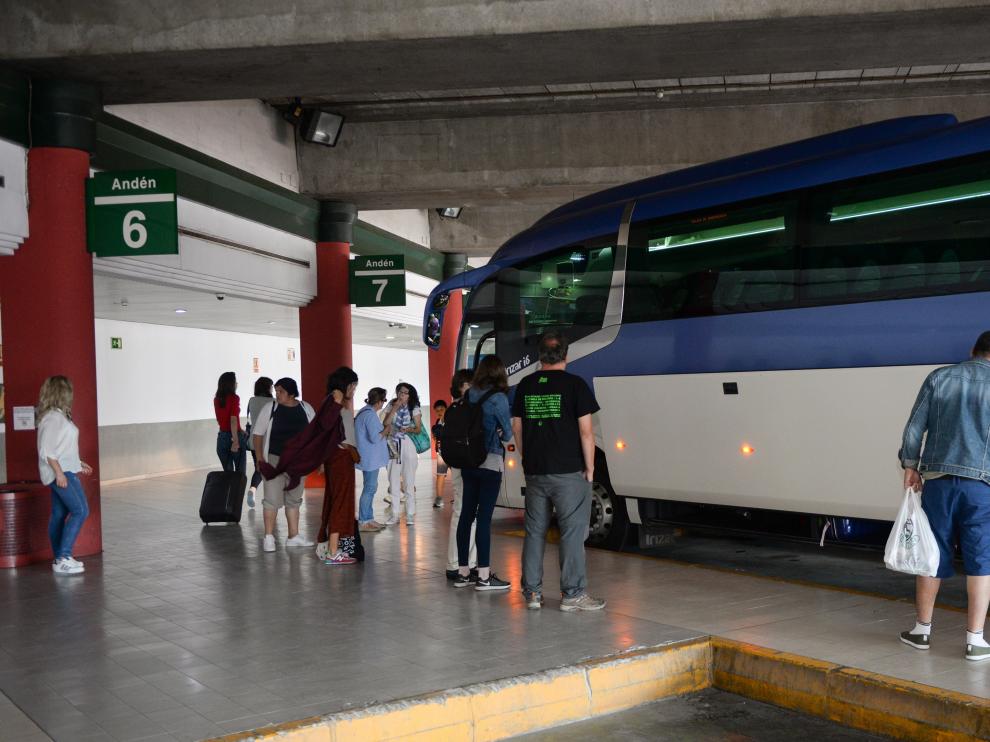 Autobús de la línea que comunica con Madrid en la estación de Teruel.