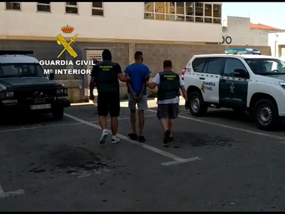 La Guardia civil de Torrevieja con el detenido.