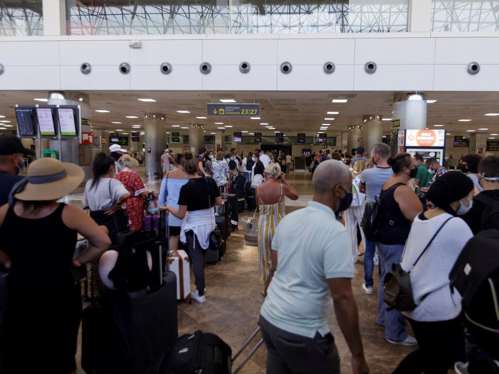 Regreso de turistas británicos tras imponerse una cuarentena en R. Unido a los viajeros procedentes de España