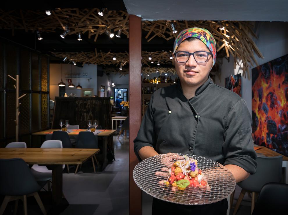 Ramiro Mera, del restaurante zaragozano Los Xarmientos, con un cebiche de cazón y sandía.