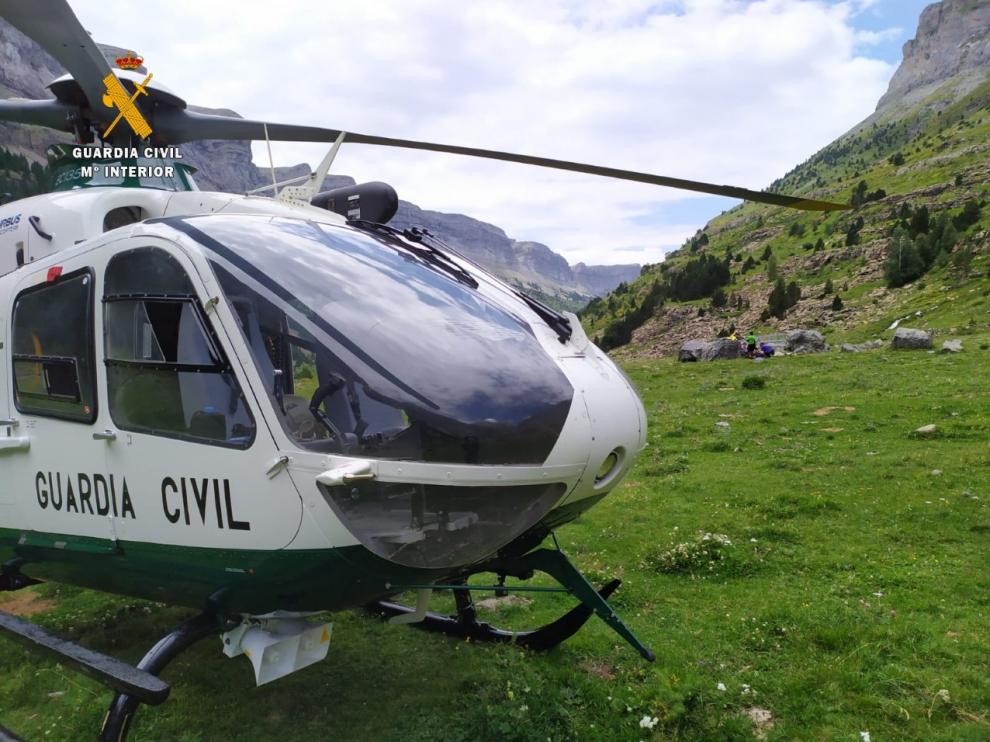 El helicóptero de Benasque, durante una intervención la semana pasada en Boltaña.