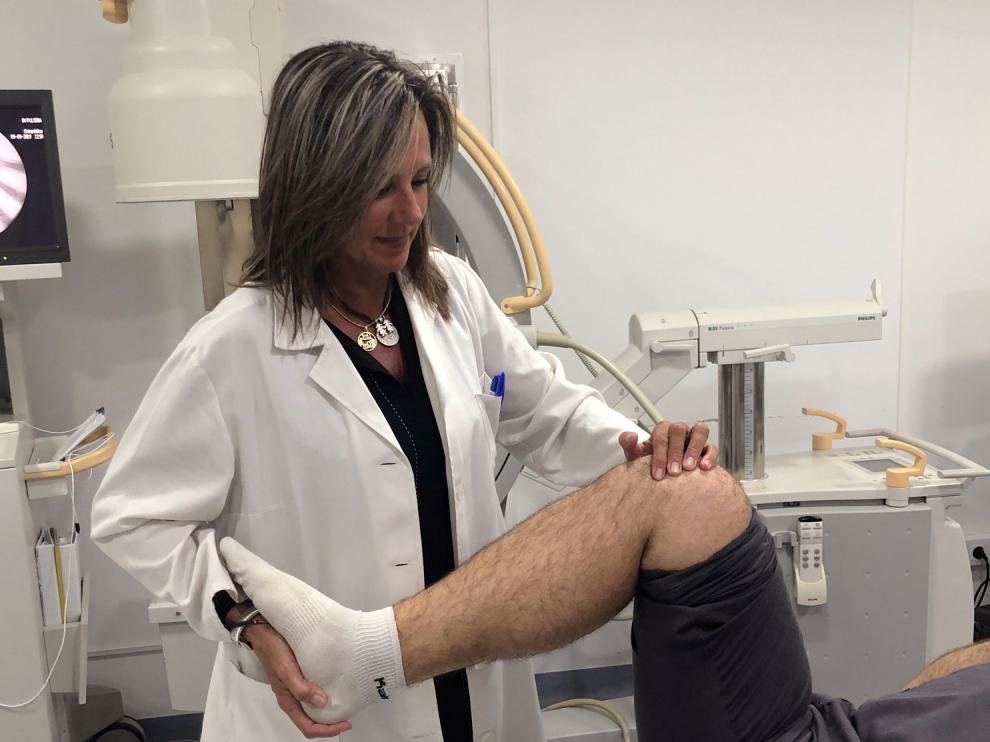La doctora Elena Guallar trata las lesiones deportivas con Medicina Regenerativa en la clínica Cres Phisiup.