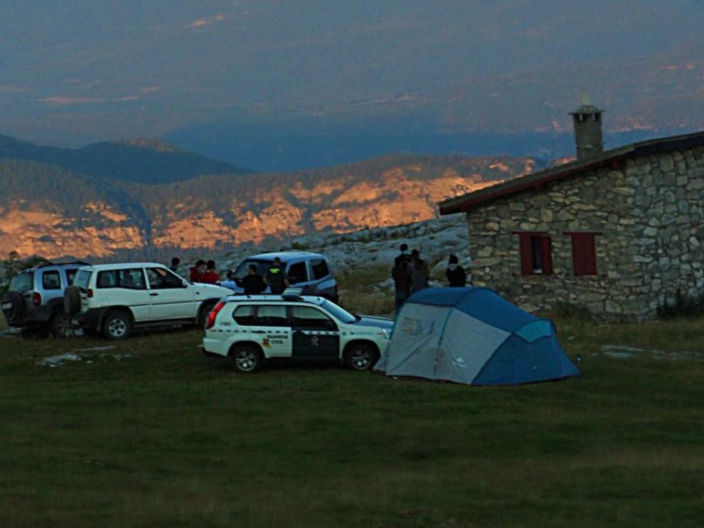 Imagen de la patrulla de la Guardia Civil en el refugio de La Plana del Turbón.