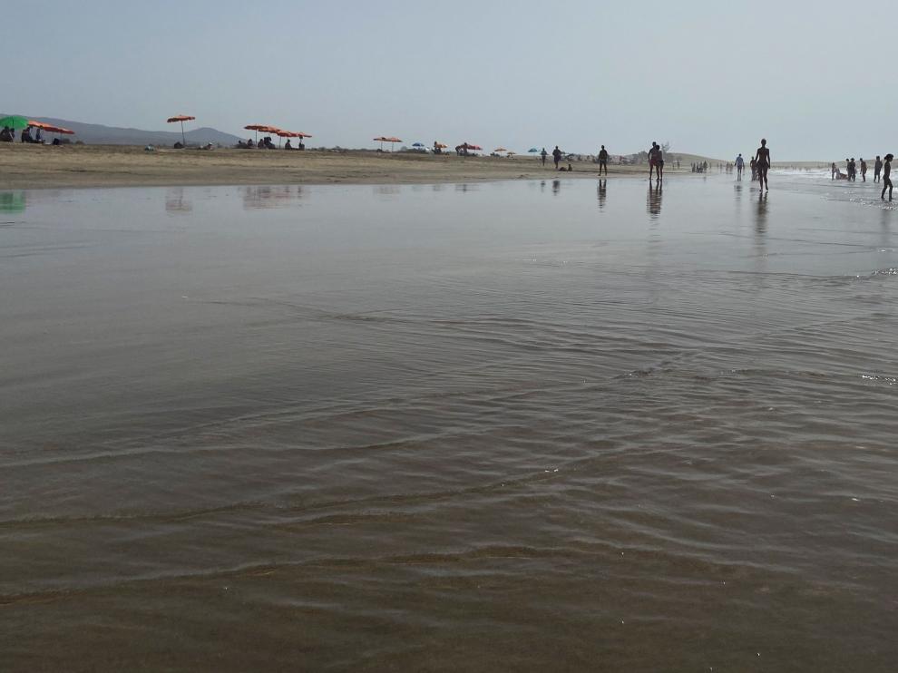 Inusual vista de la playa de Maspalomas (Gran Canaria) casi vacía de turistas