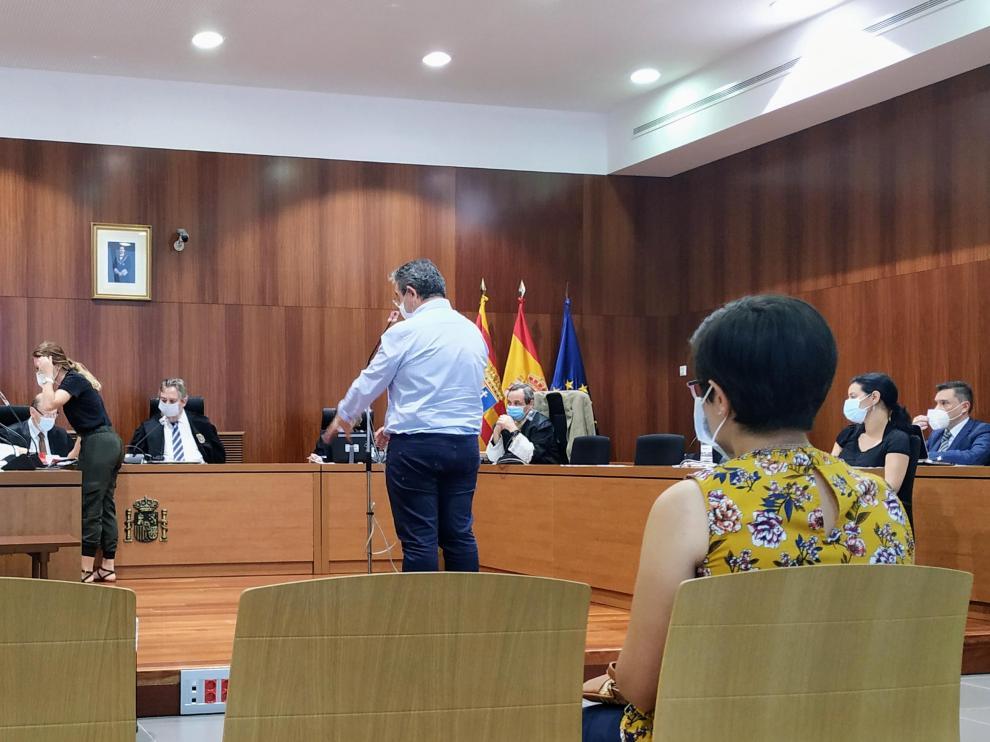 La Audiencia de Zaragoza condena al acusado, de pie en la fotografía, pero absuelve a su esposa, sentada durante el juicio,