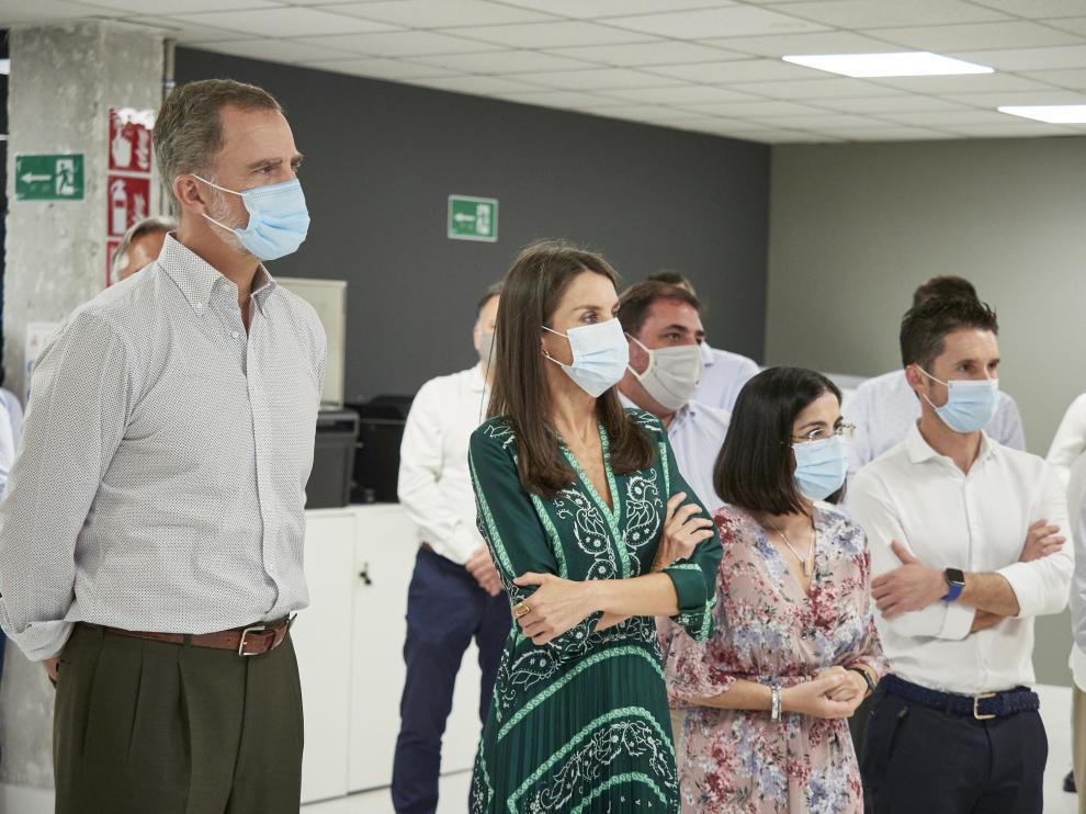 El Rey Don Felipe y la Reina Doña Letizia, durante su visita a la empresa tecnológica das-Nano/Veridas, en Tajonar, Navarra.