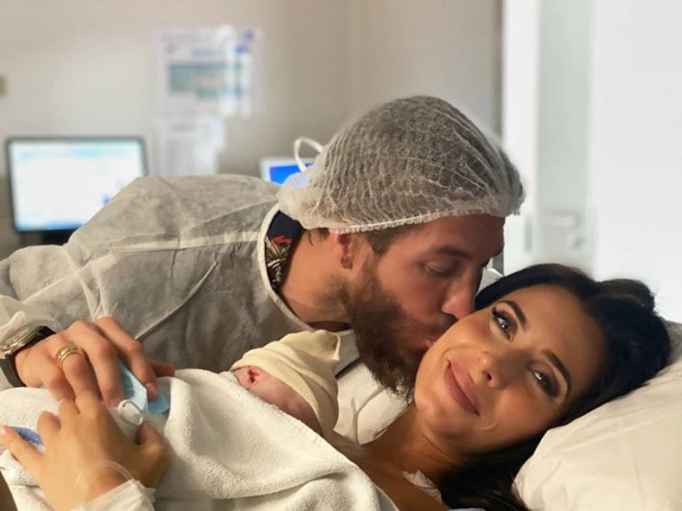 Sergio Ramos y Pilar Rubio posan junto a su último hijo, Máximo Adriano.