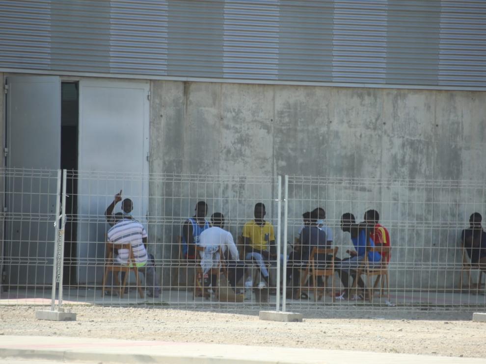 Los temporeros de Albalate, en el polideportivo antes de trasladarse de nuevo al almacén.