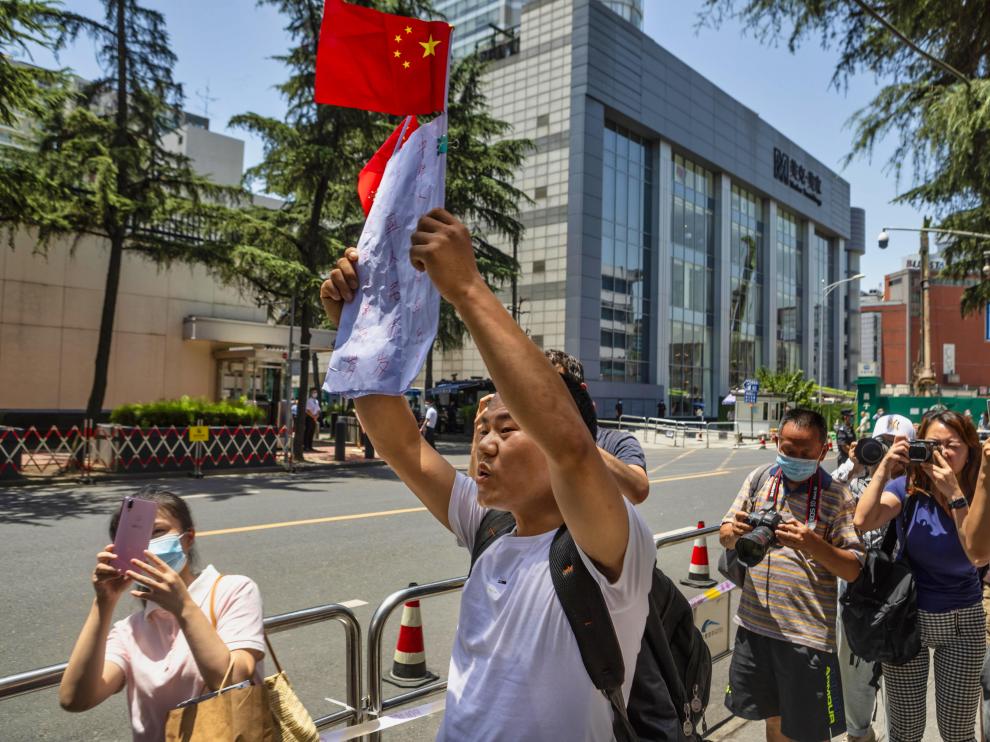 Un manifestante chino protesta a las puertas del consulado americano