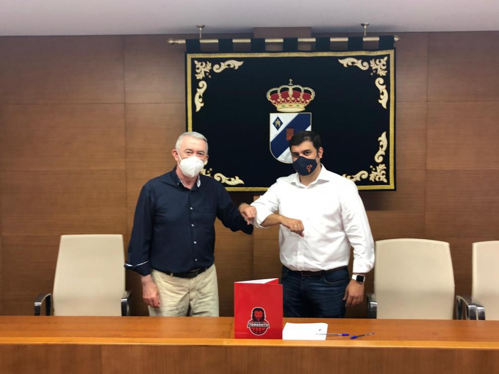 Imagen de la firma del acuerdo entre María de Huerva y Basket Zaragoza.