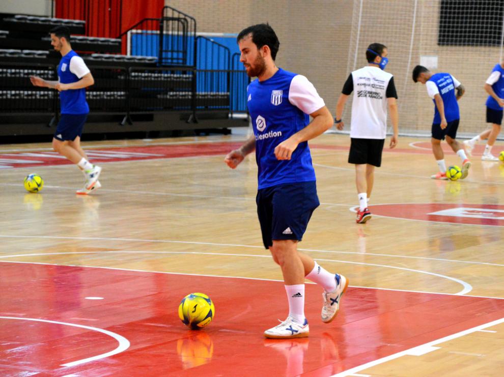 La plantilla del Fútbol Emotion Zaragoza ejercitándose en el pabellón Siglo XXI.