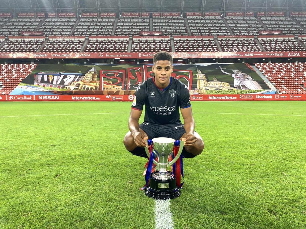 Kevin Carlos, con la copa de campeones de Segunda División.