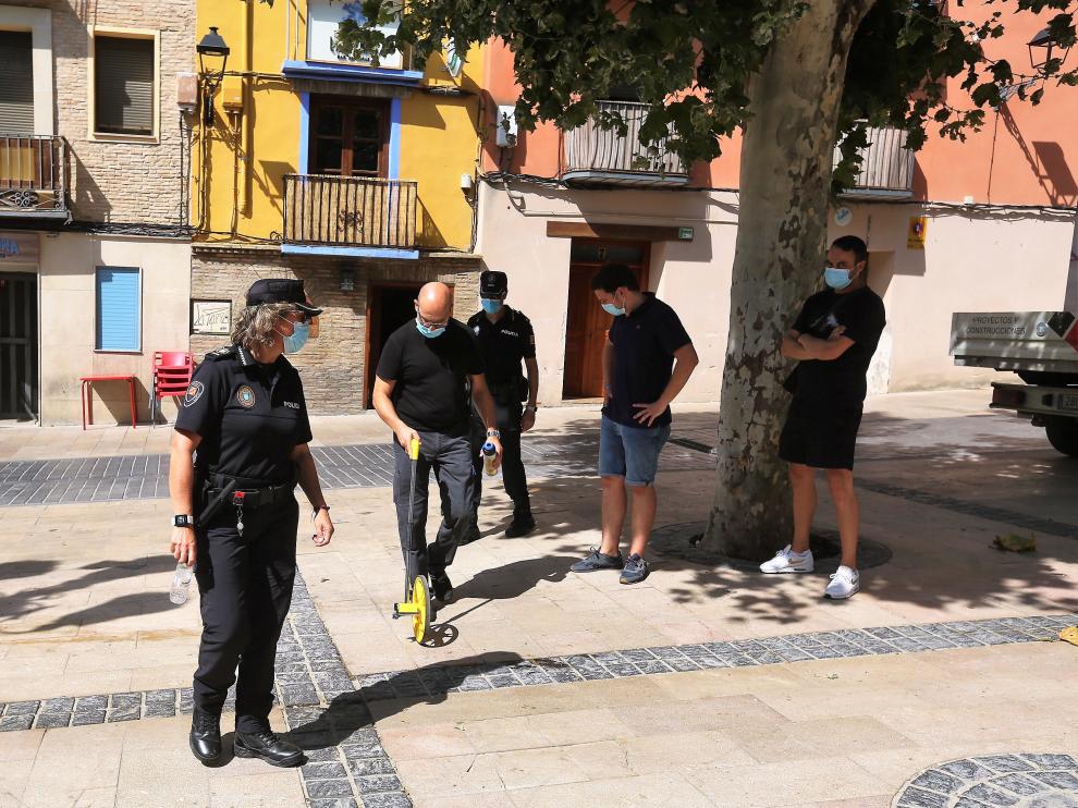 La Policía Local de Huesca, tomando medidas para la instalación de posibles terrazas en la zona de ocio nocturno de la plaza de Los Fueros.