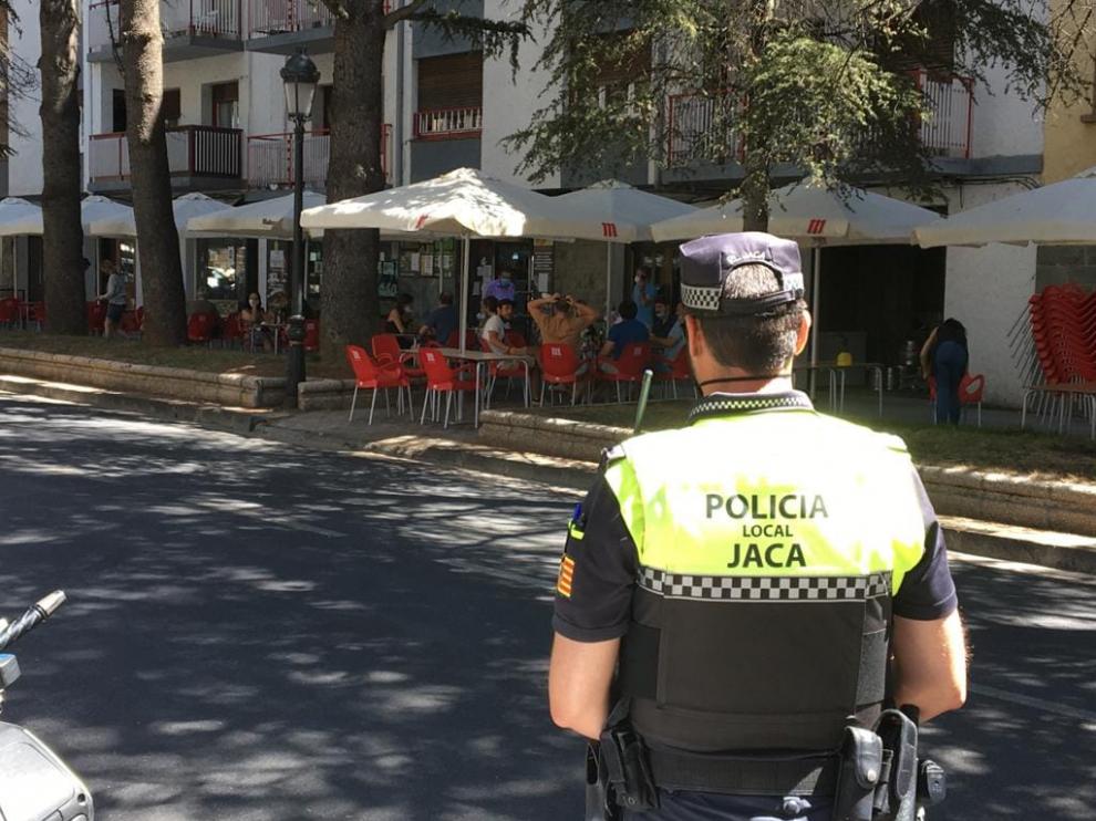 Un agente de la Policía Local, de patrulla por Jaca.