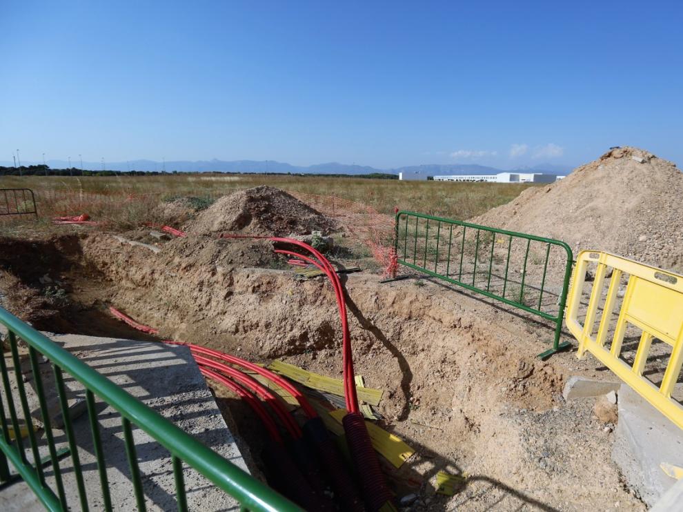 Zanjas excavadas para el tendido de redes en las parcelas compradas por Amazón en Plhus.