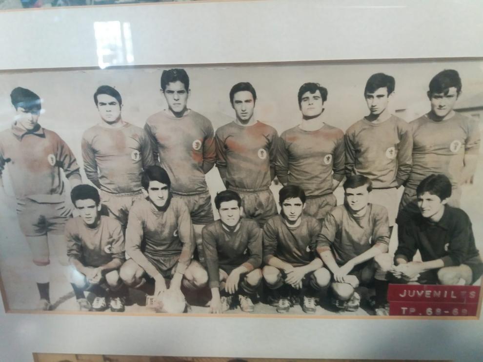 Antonio, segundo por la derecha en la fila inferior, formando con el juvenil del Montecarlo en la temporada 1968-1969.