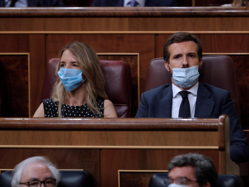 Casado, junto a Cayetana Álvarez de Toledo este miércoles en el Congreso