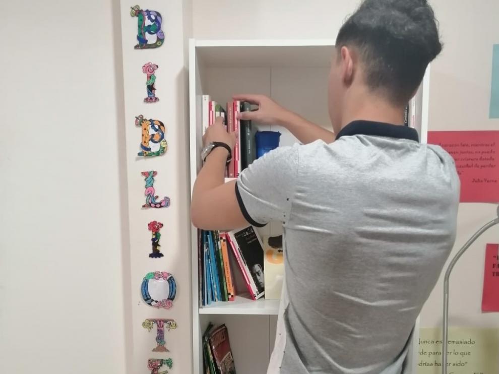 El menor marroquí de 16 años que devolvió la cartera con 360 euros, en la biblioteca del centro residencial Fueros.