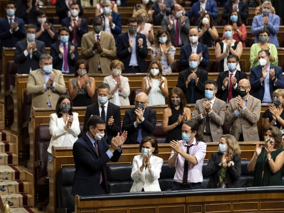 La bancada socialista en pleno aplaudiendo a Pedro Sánchez