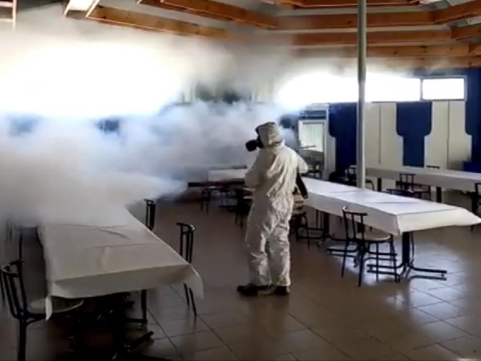 Un operario procede a las labores de desinfección del comedor del Real Zaragoza en la Ciudad Deportiva.