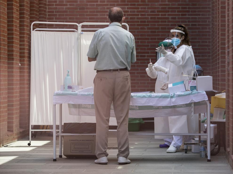 Toma de muestras para la prueba diagnóstica de covid-19 en un centro de salud de Zaragoza.